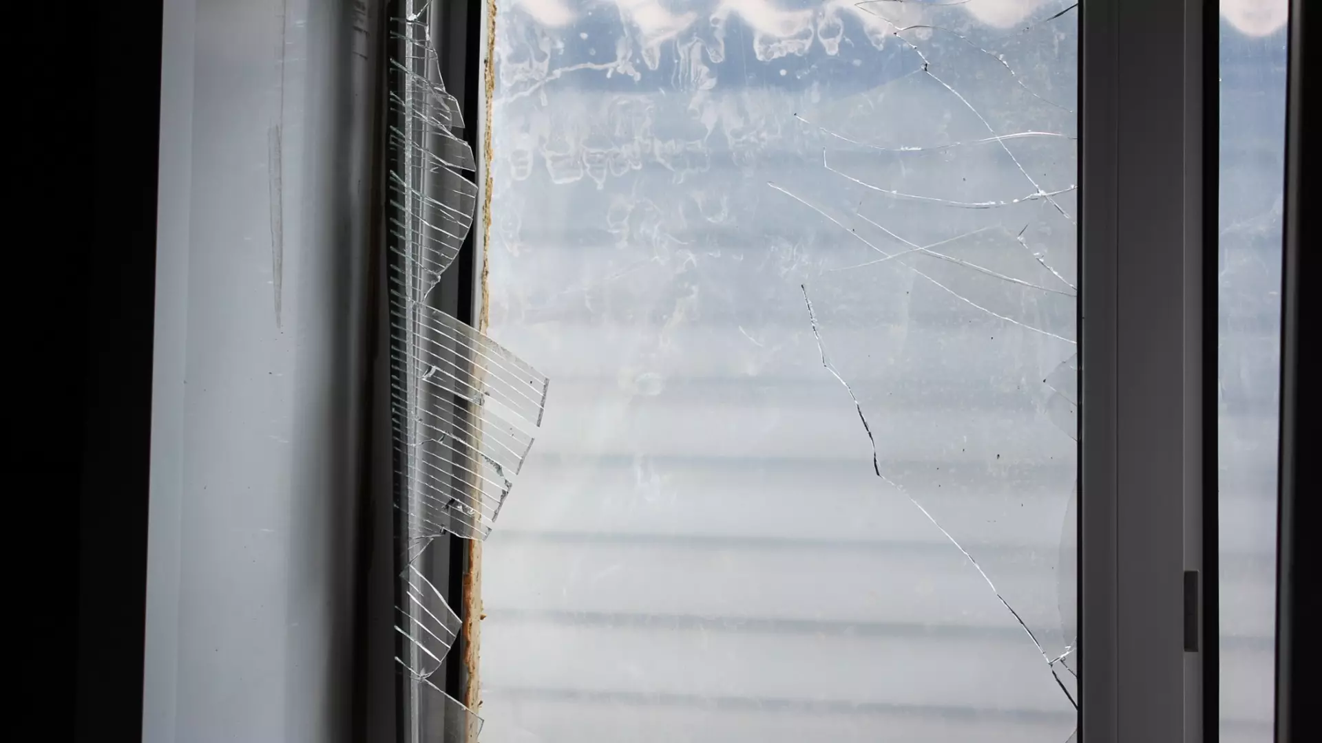 Коммунальщики выбили окна в многоквартирном доме
