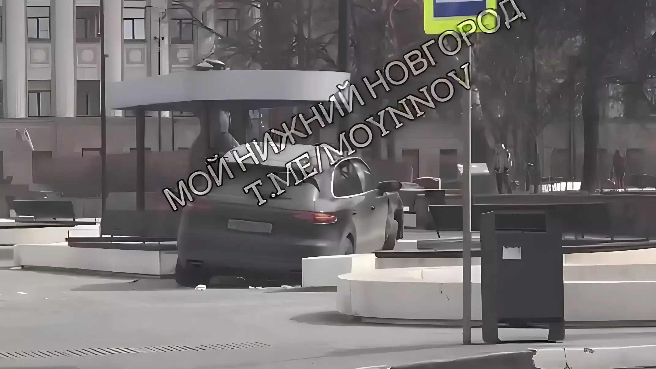 Porsche влетел в остановку в центре Нижнего Новгорода
