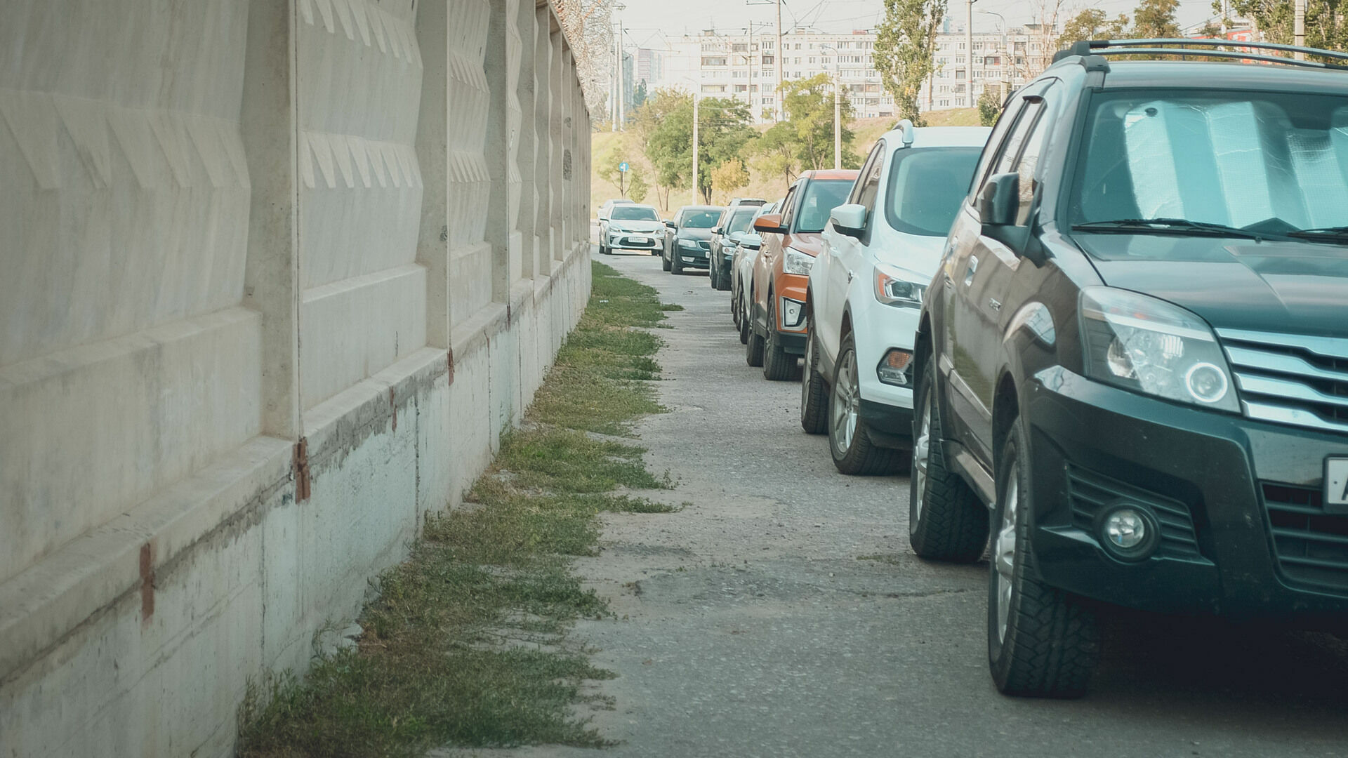 В Ленинском районе ДУК незаконно установила блокираторы парковочных мест