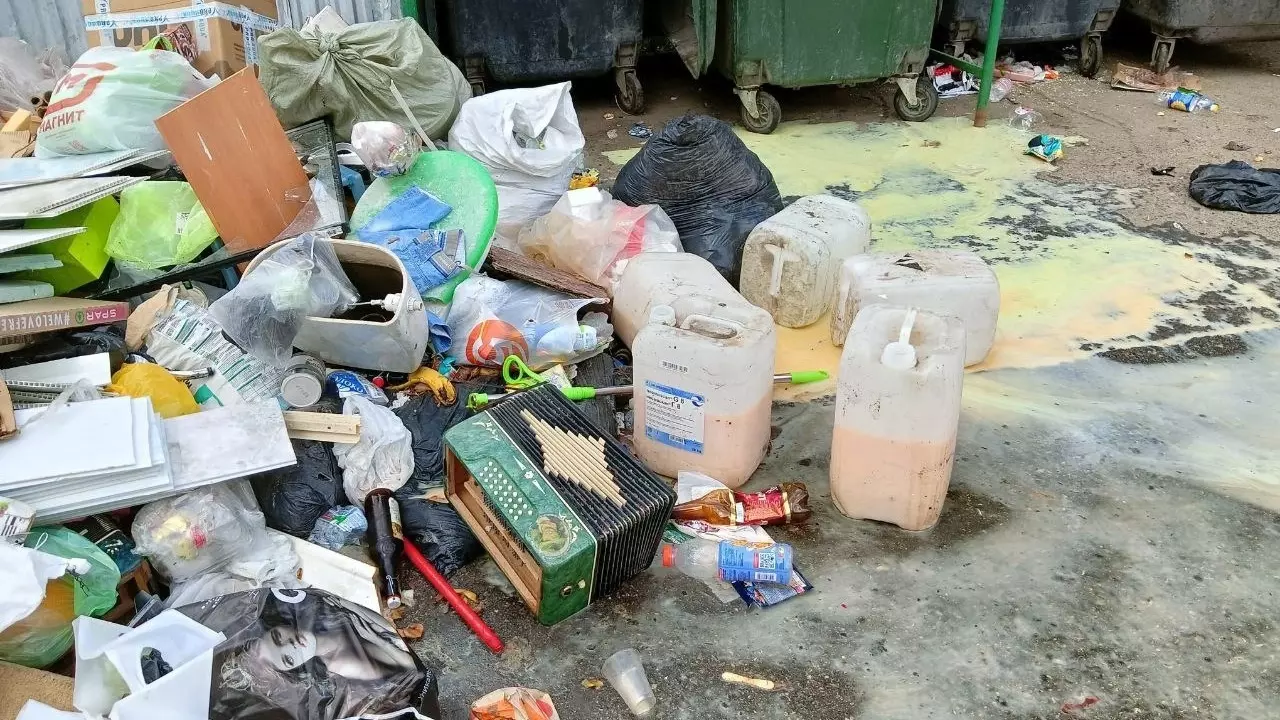 Нижегородцы пожаловались на заваленные мусором дворы после снегопадов
