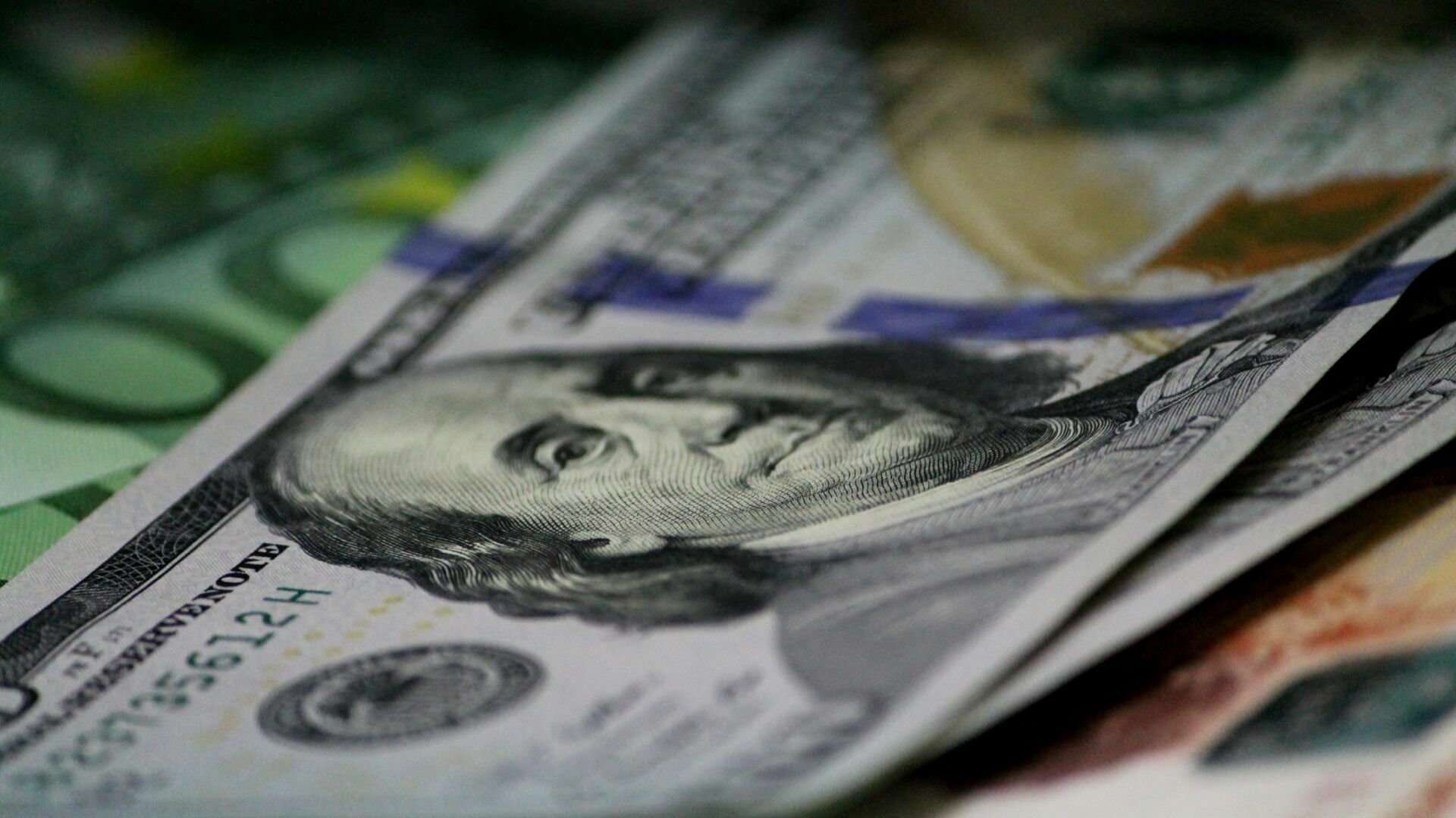Валютные сбережения нижегородцев сократились почти в два раза за 2022 год