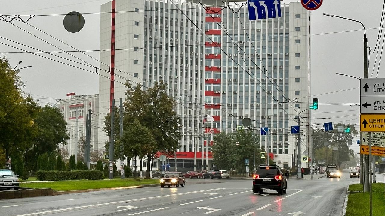 Новая полоса для поворота налево появилась на ул. Октябрьской Революции