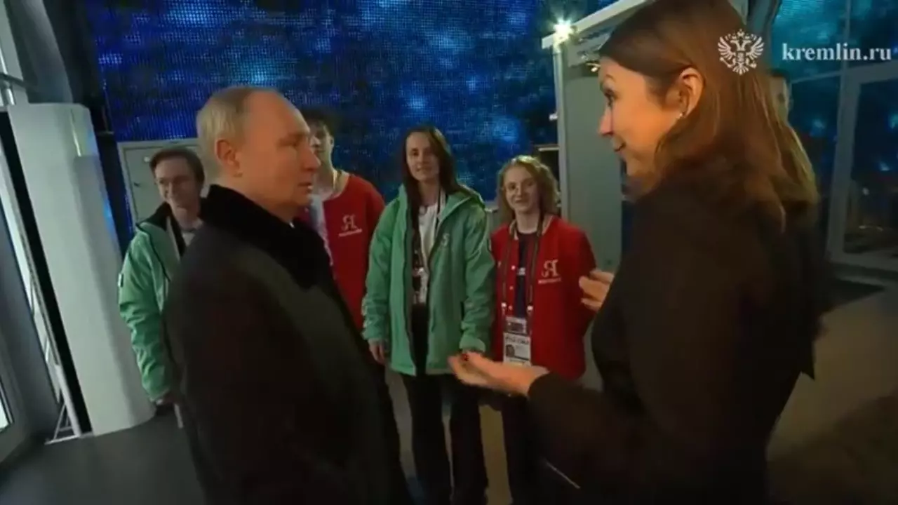 Студентка НГЛУ сопровождала Путина на выставке «Россия»