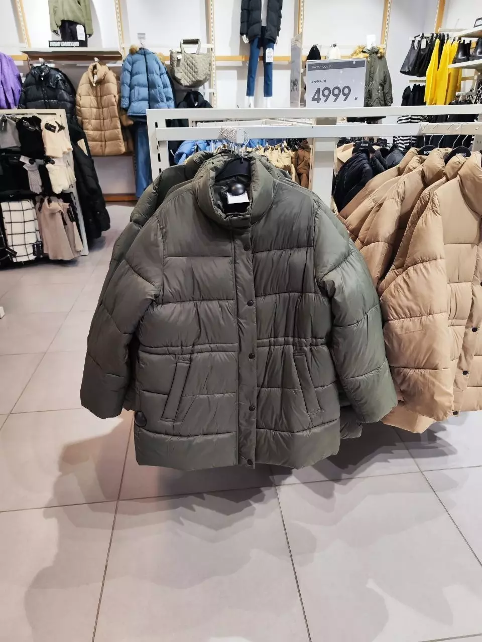 Ассортимент курток в магазине MODIS