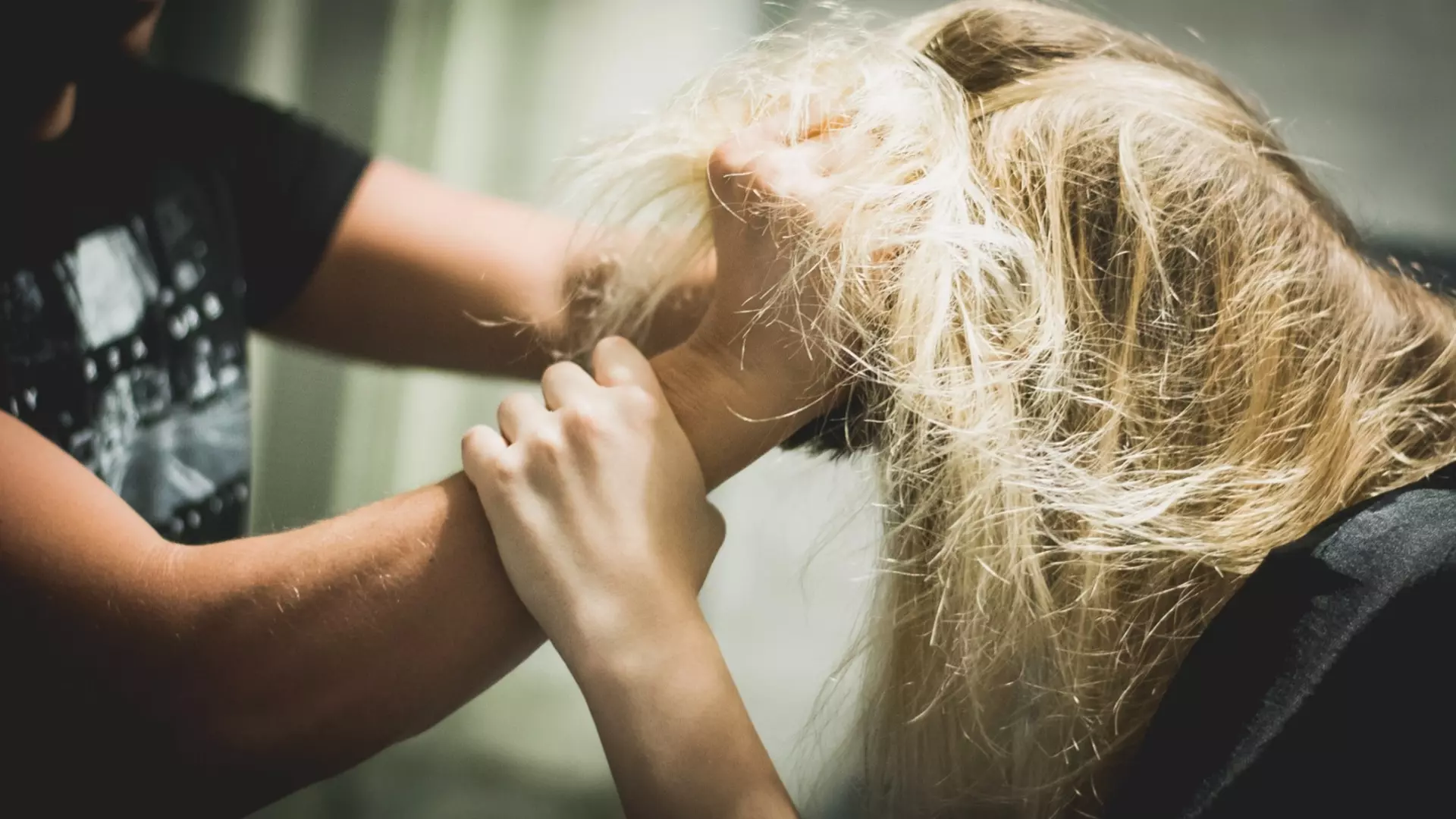 Россиянам советуют обратиться к трихологу из-за выпадения волос и зуда