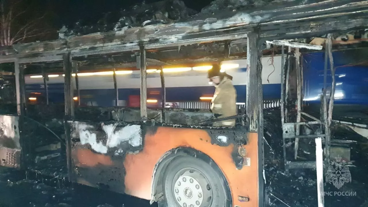 Автобус загорелся на ходу на улице Федосеенко
