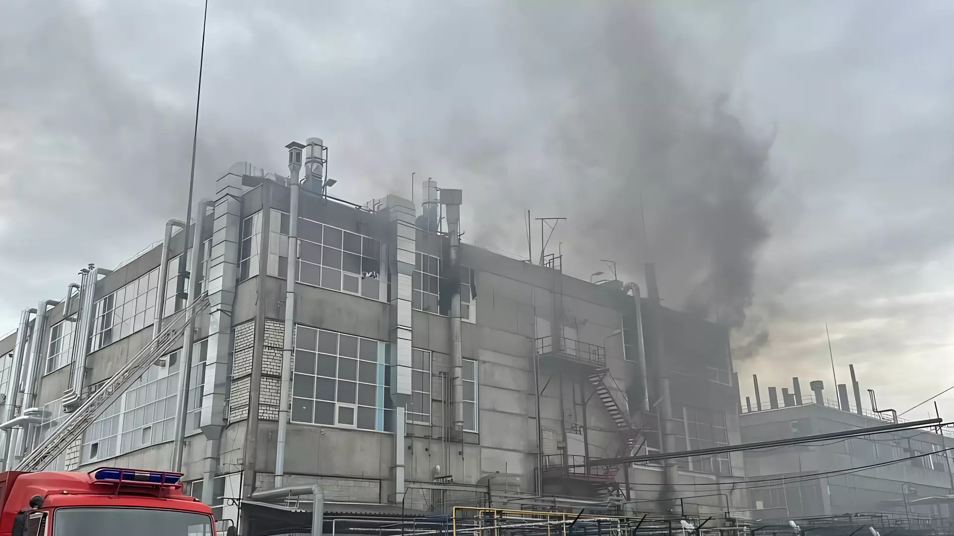 Предприятие в Дзержинске загорелось из-за бочки с опасным веществом