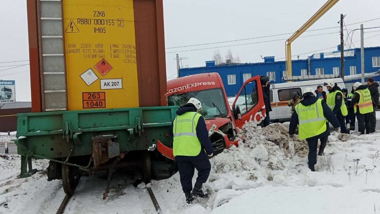 Автомобиль влетел в грузовой поезд в Дзержинске 14 марта