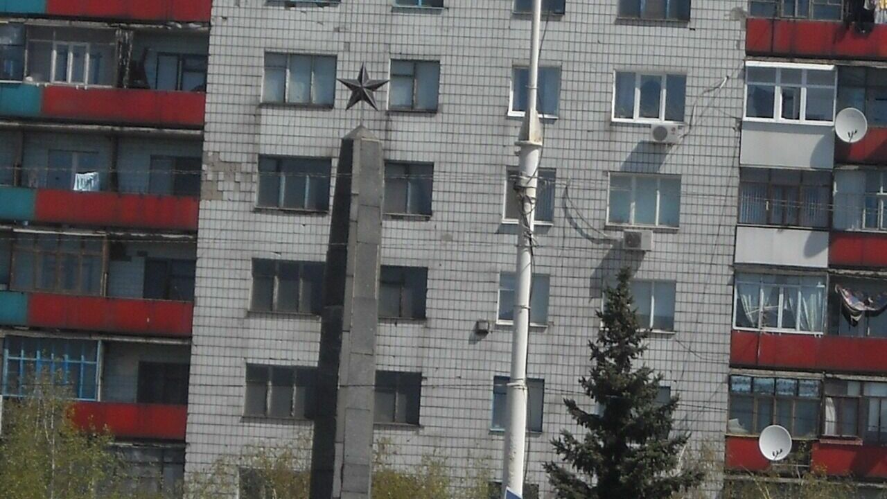 В Константиновке до 2014 года стояла точная копия кремлевских звезд, которые установили в Москве в 1937 году. Что с ней стало после оккупации города украинскими нацбатами – неизвестно.
