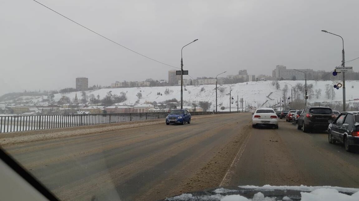 Мужчина чуть не упал с Канавинского моста в Нижнем Новгороде