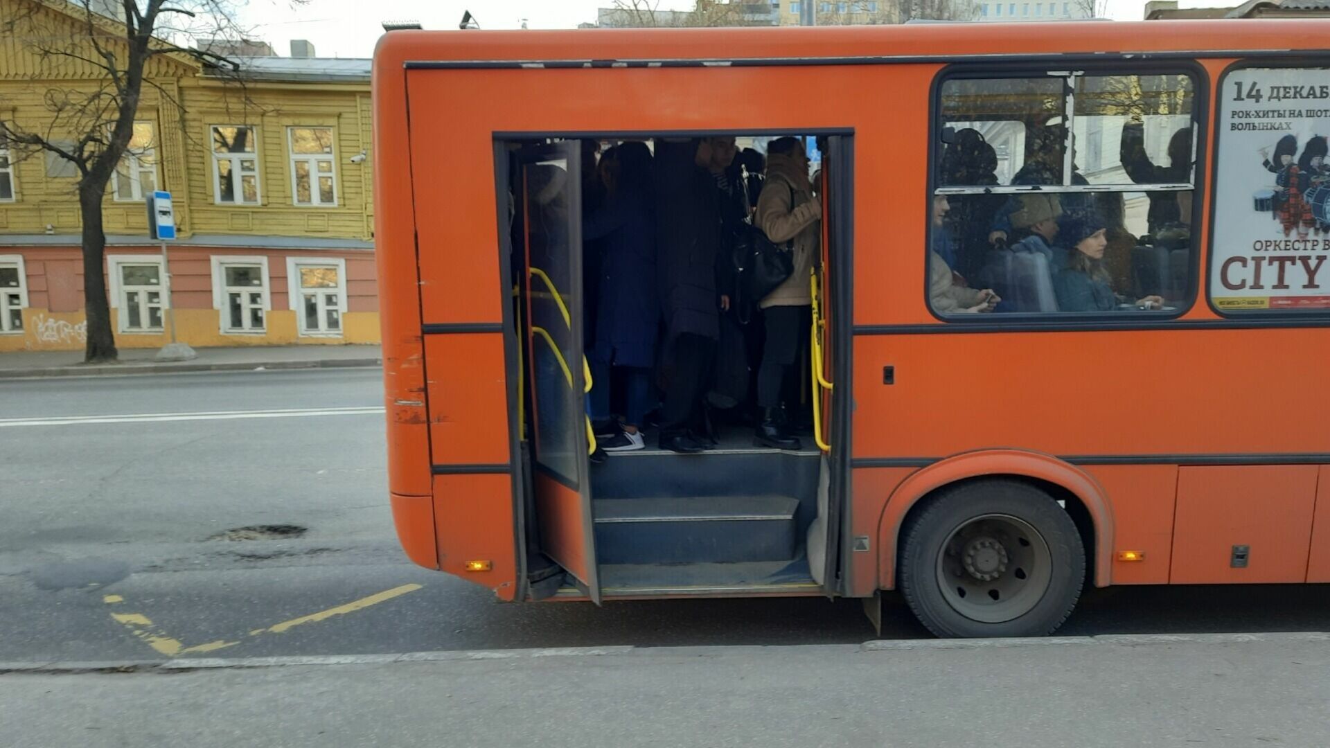 Мужчина до крови царапает людей в автобусах Нижнего Новгорода