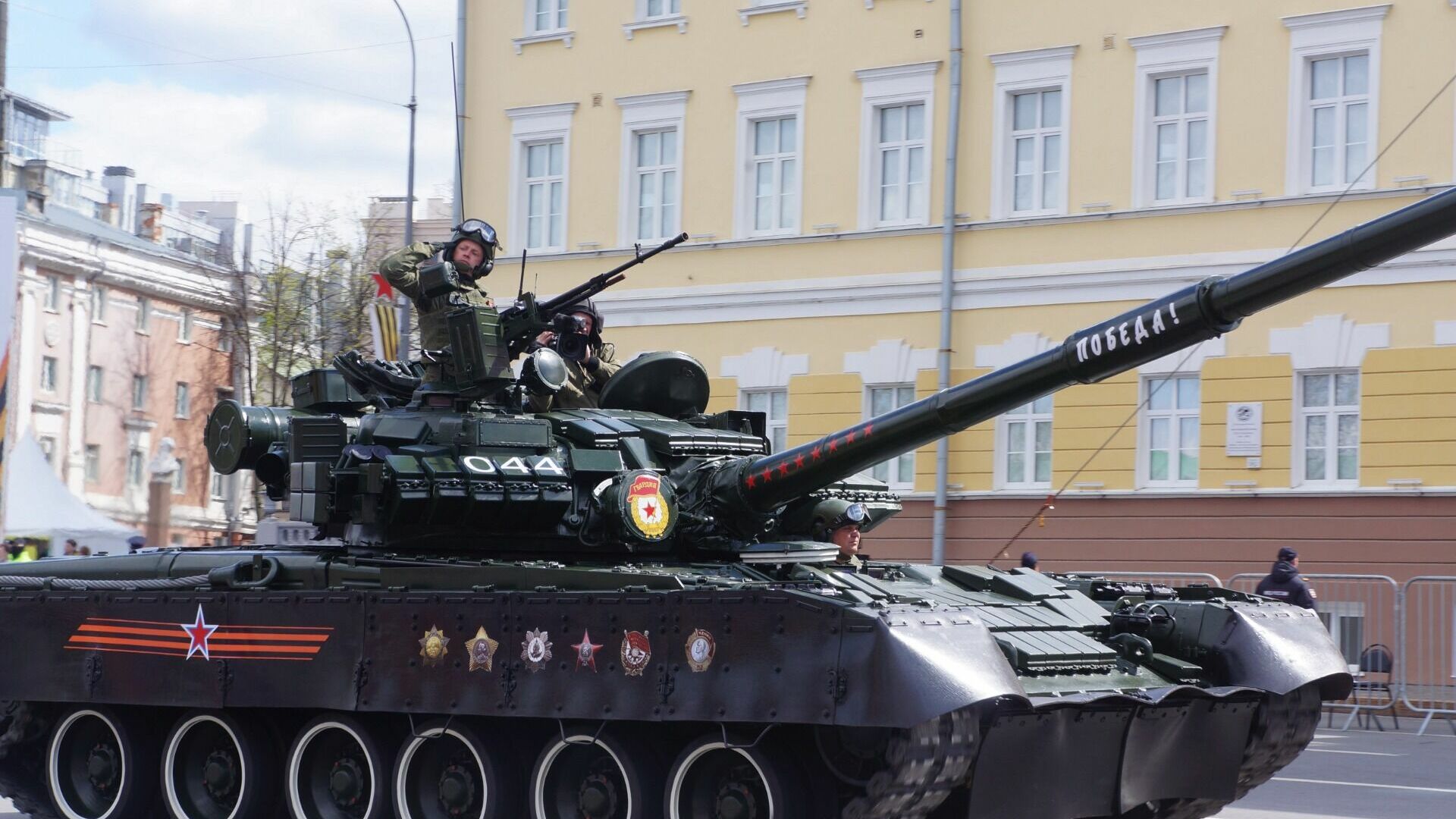 Дети атаковали танки после парада Победы в Нижнем Новгороде