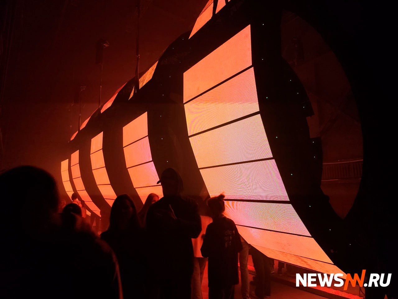 Нижегородцев удивила  инсталляция COIL с кольцевыми экранами от студии «С Е Т А П»
