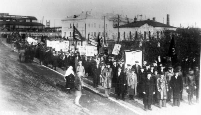 «Демонстрация 7 ноября 1945 года. Из архива Народного музея истории АМК»