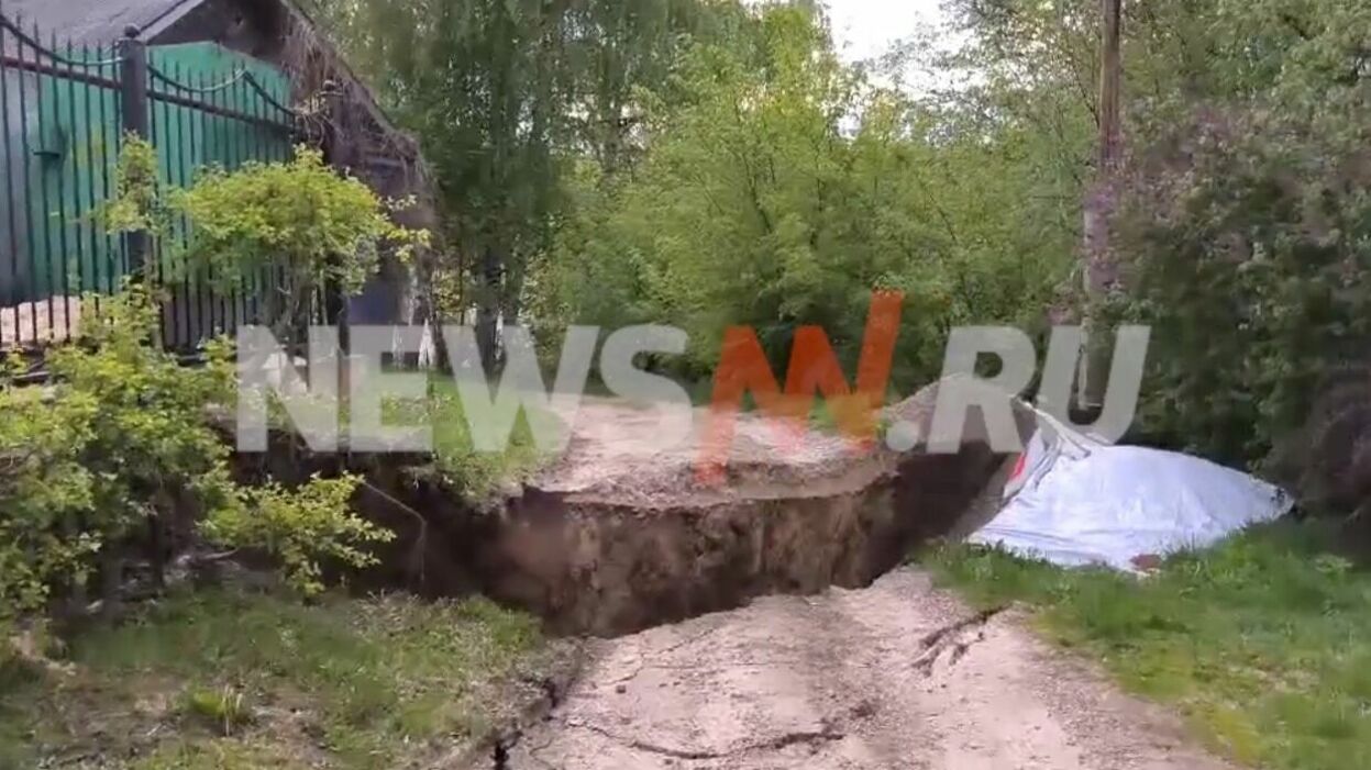 Оползень разрушает частные дома в селе Работки Кстовского округа