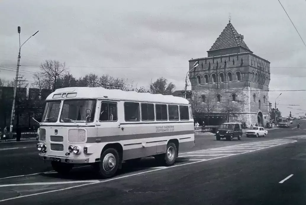 Автобус для обслуживания Олимпиады-80 на площади Минина и Пожарского