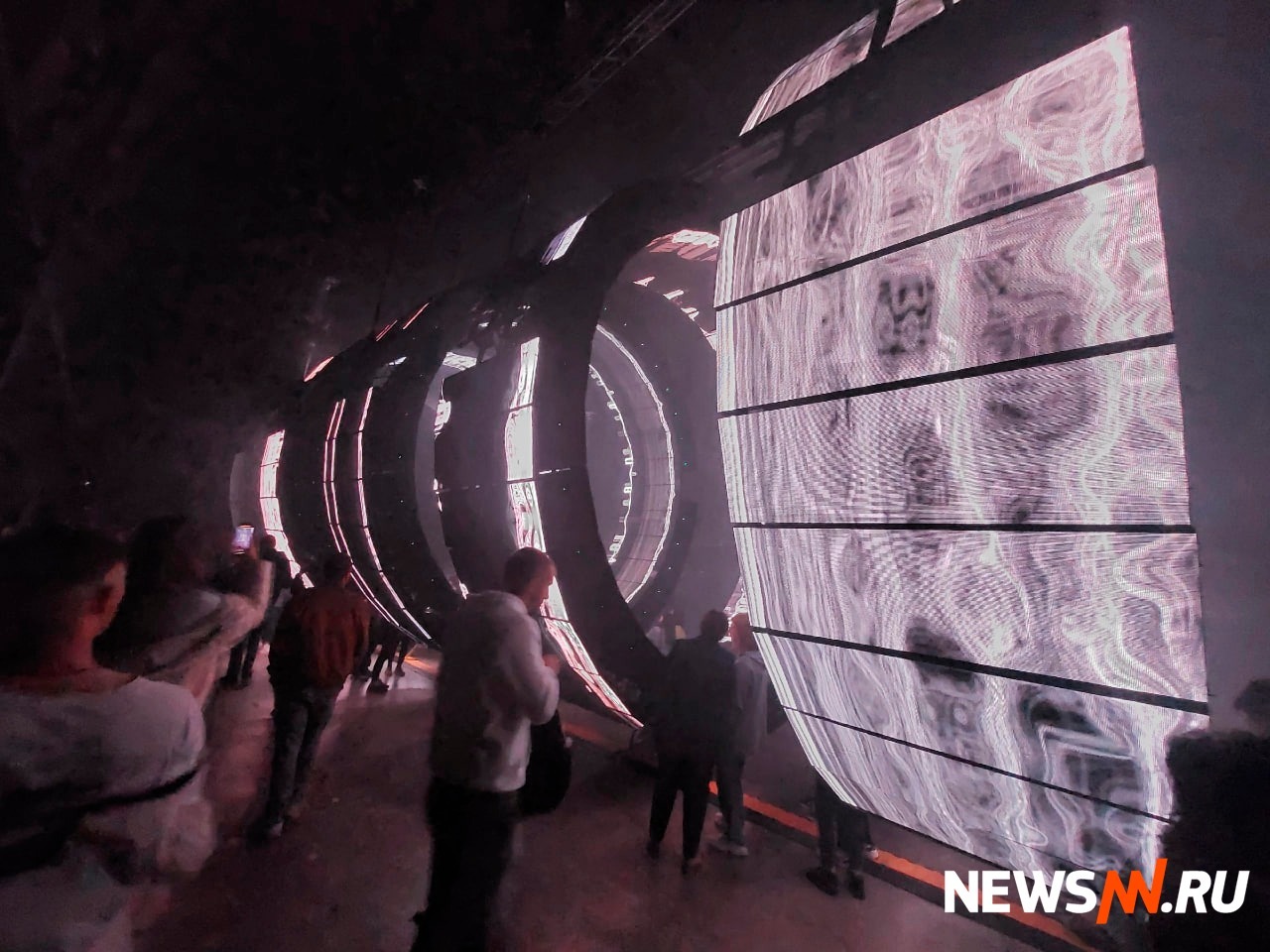 Нижегородцев удивила инсталляция COIL с кольцевыми экранами от студии «С Е Т А П»
