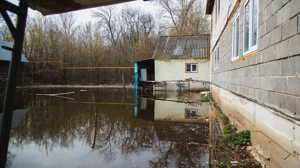 Паводок затопил дома около строящейся развязки на Циолковского