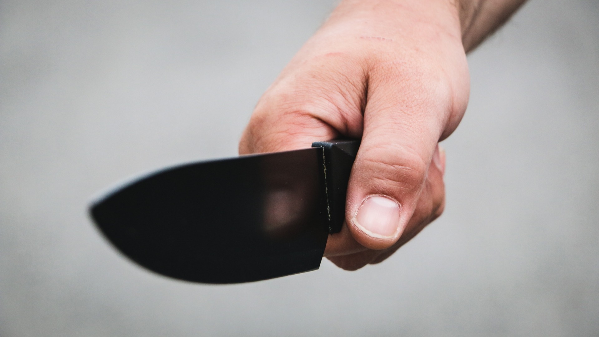 Подросток ранил ножом людей возле школы