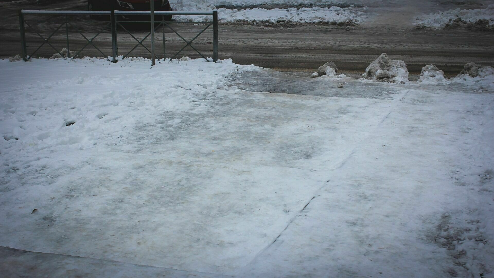 Реагент оказался в лейке поливавшего тротуар в мороз нижегородского коммунальщика