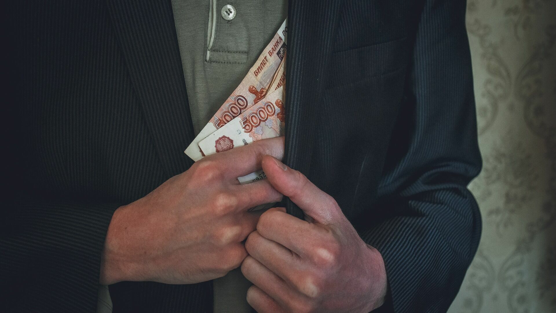 Сотрудника нижегородской ИК осудили за взятки на 100 тысяч рублей