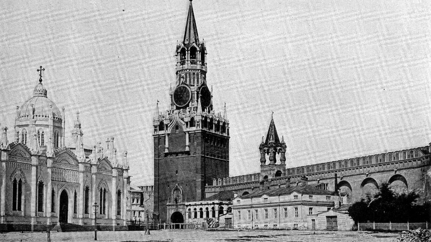 Двуглавые орлы на башнях Кремля восседали вплоть до 1935 года.