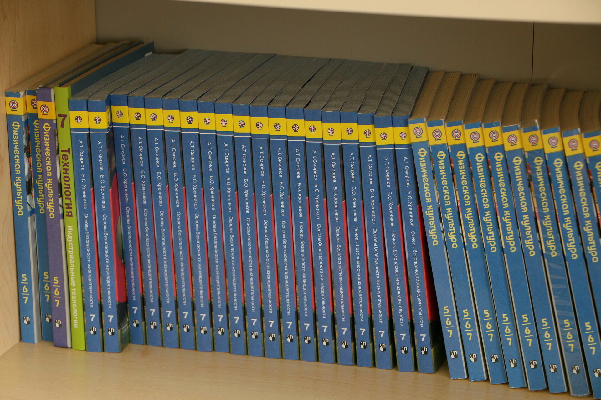Дзержинская школа закупила учебники на 1,9 млн рублей и выдала детям рваные