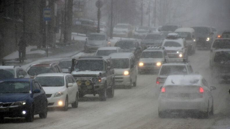 Нижний Новгород встал в девятибалльных пробках из-за сильного снегопада 14 января