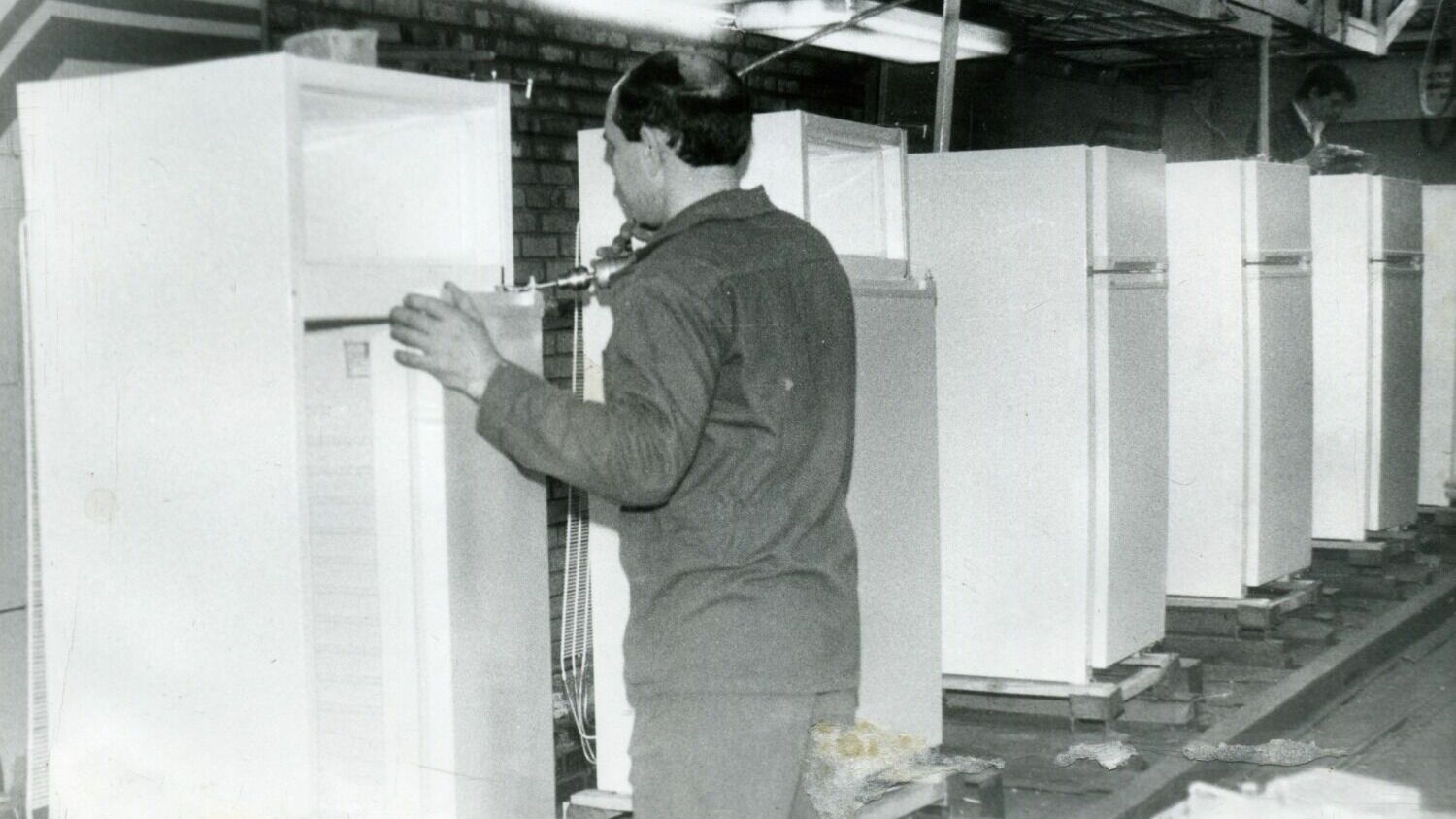  «В 1988 году освоен выпуск двухкамерных холодильников».