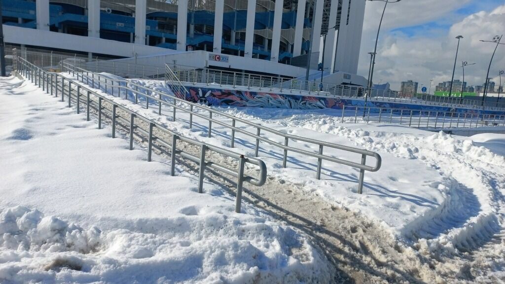 Нижегородец пожаловался на заваленную снегом территорию стадиона на Стрелке