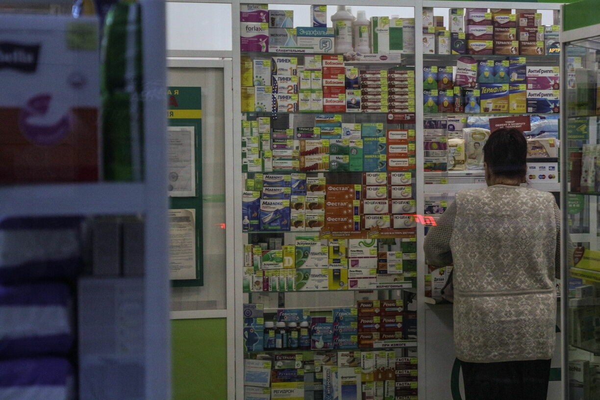 Отсутствие лекарств и продажу без рецепта выявили в аптеках Навашина