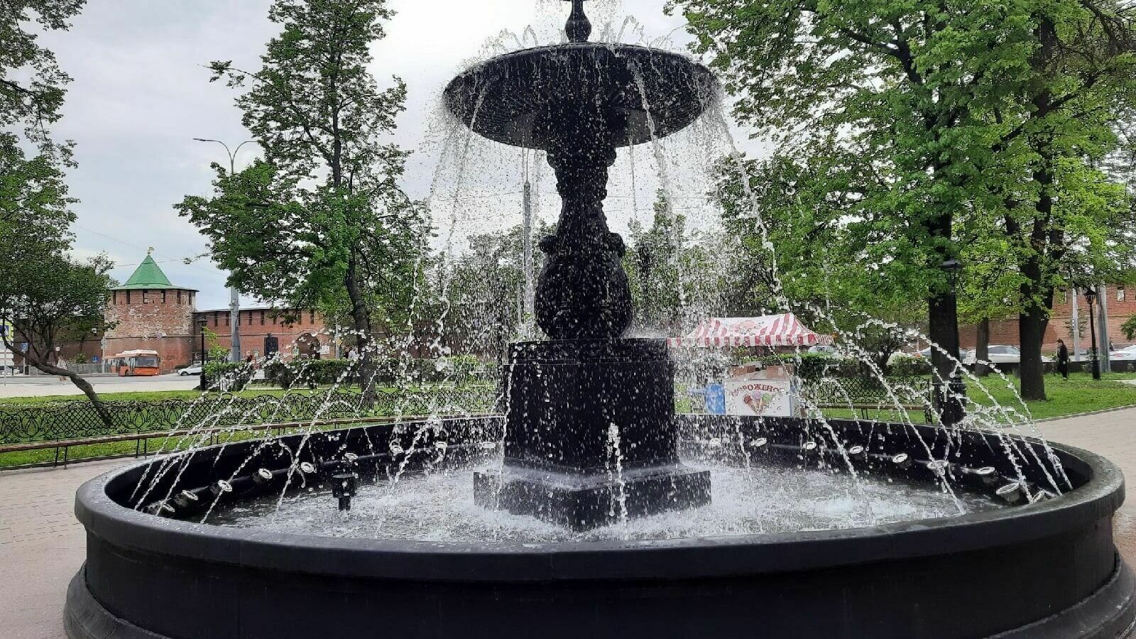 Первый фонтан запустили в Нижнем Новгороде на площади Минина 28 апреля 
