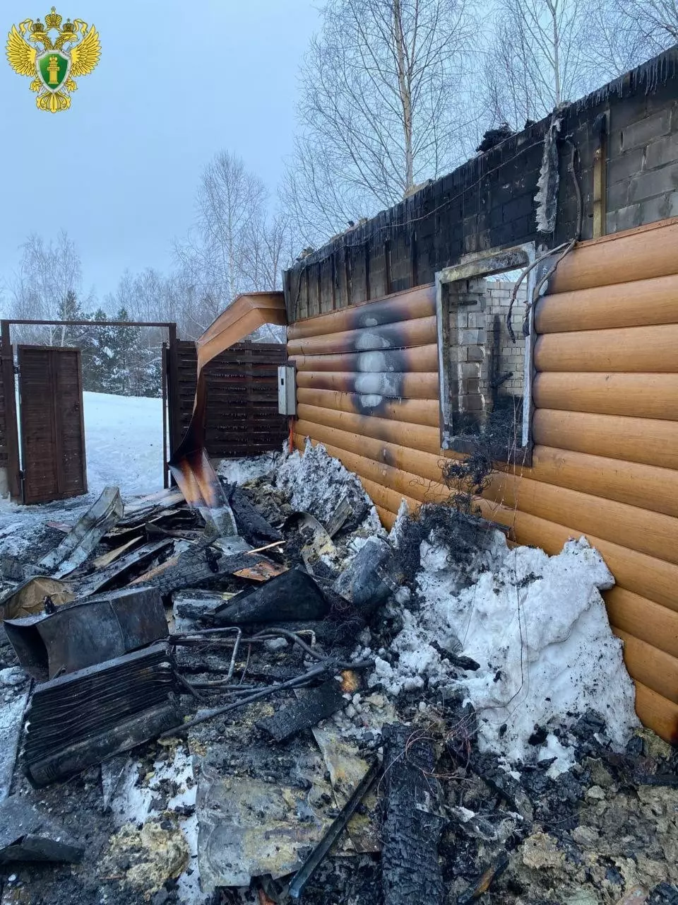 Опубликованы фото с места пожара в частном доме на Бору