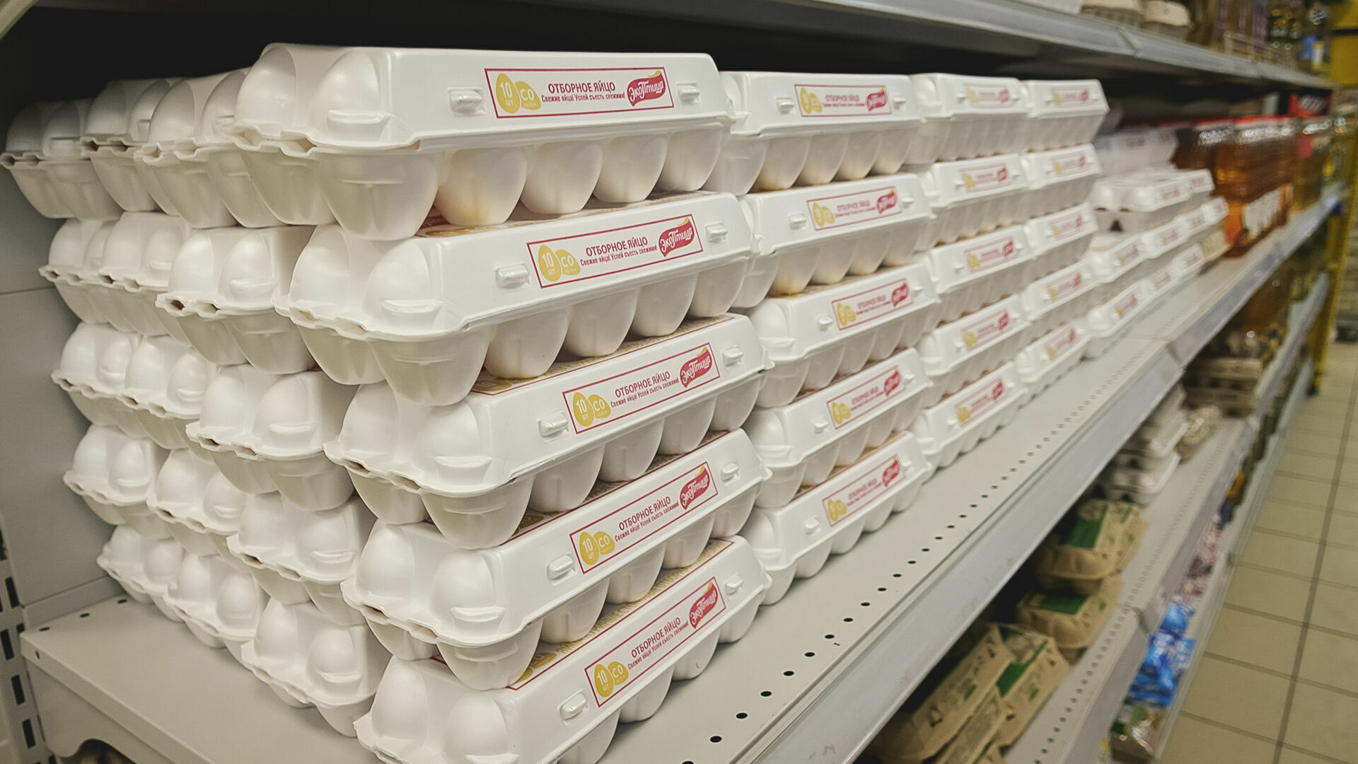 Яйца на полке в магазине