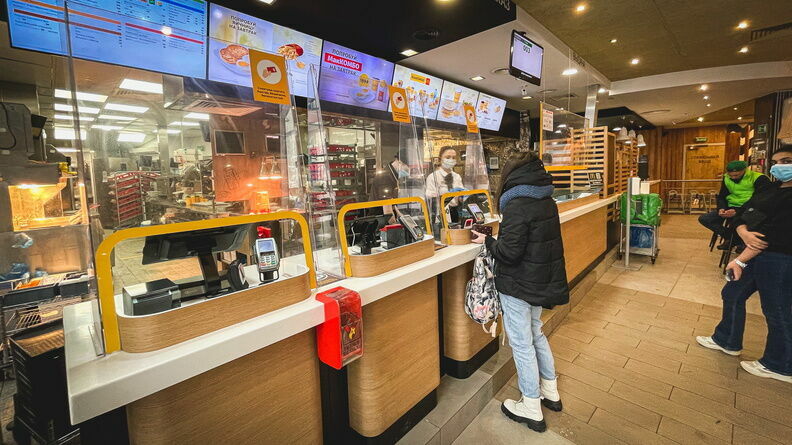 Более трети россиян заявили, что регулярно посещают рестораны быстрого питания