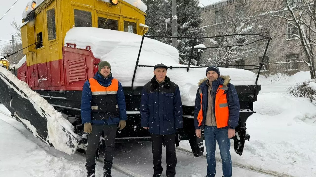 Шесть трамваев-снегоочистителей вышли на дороги Нижнего Новгорода