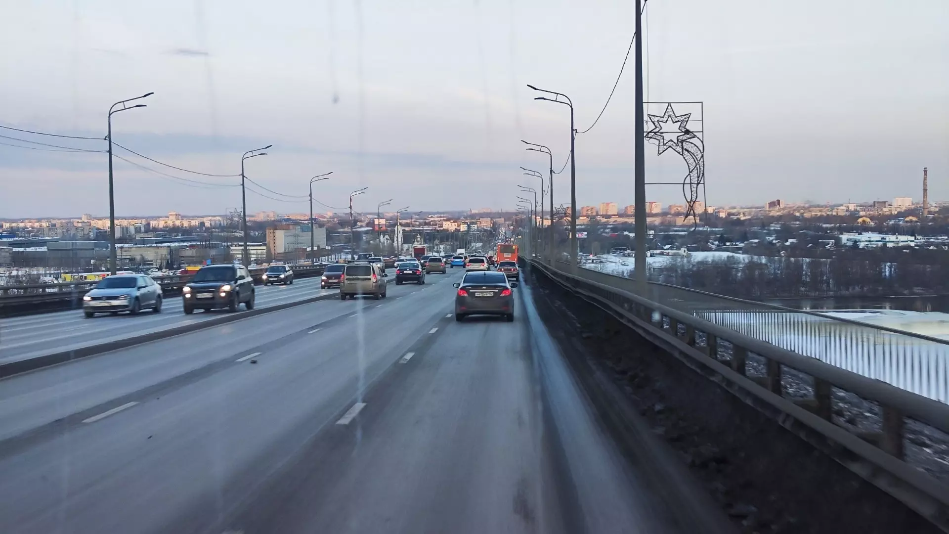 ДТП с маршруткой на Мызинском мосту спровоцировало пробки