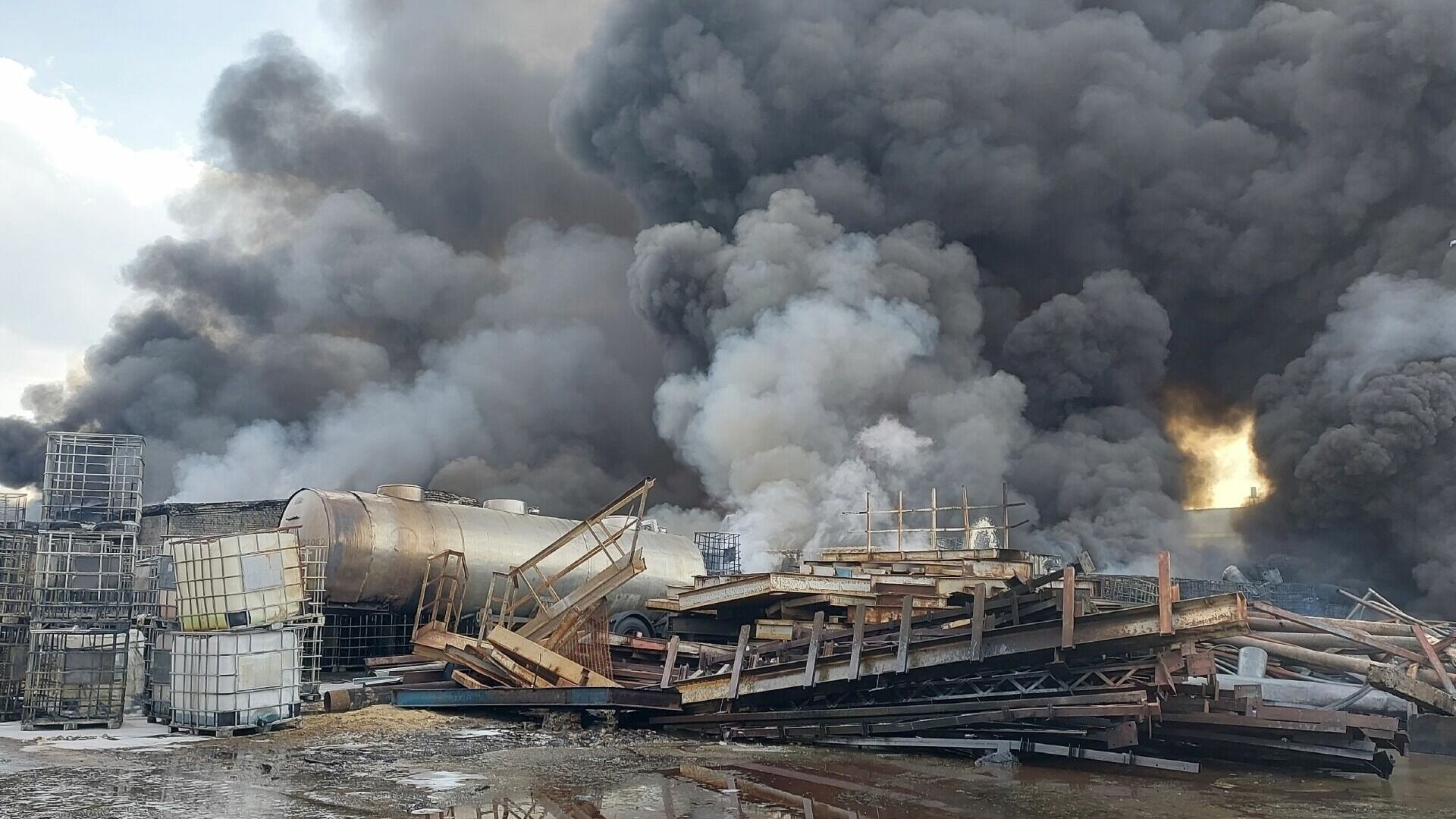 Эколог обнаружил вредные примеси в воздухе после пожара в Дзержинске