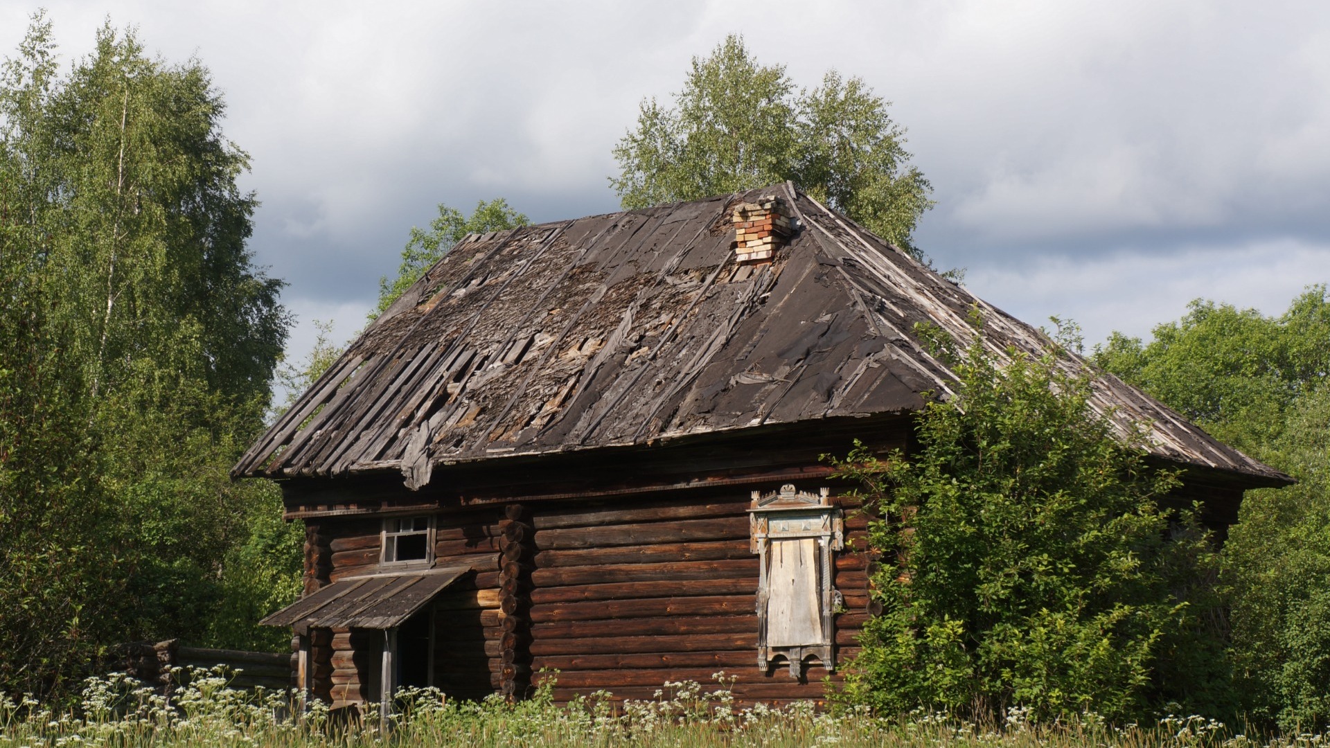 Заброшенный дом в деревне Стрелка