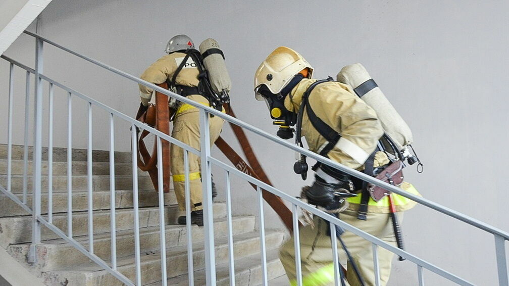 В Дзержинске из-за пожара в многоэтажке эвакуировали 68 жителей с детьми