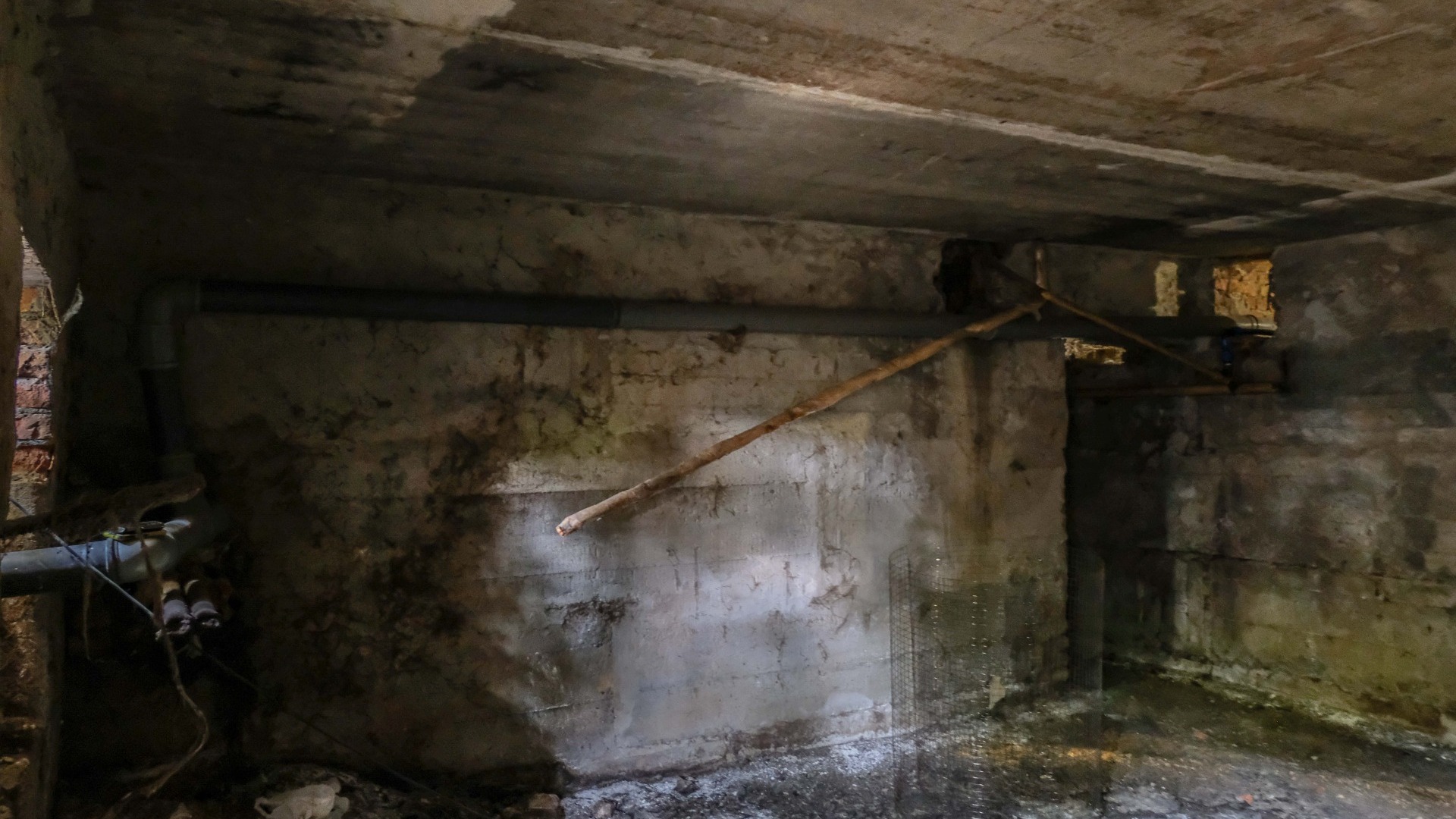 Подвалы домов затопило нечистотами в Кудьме