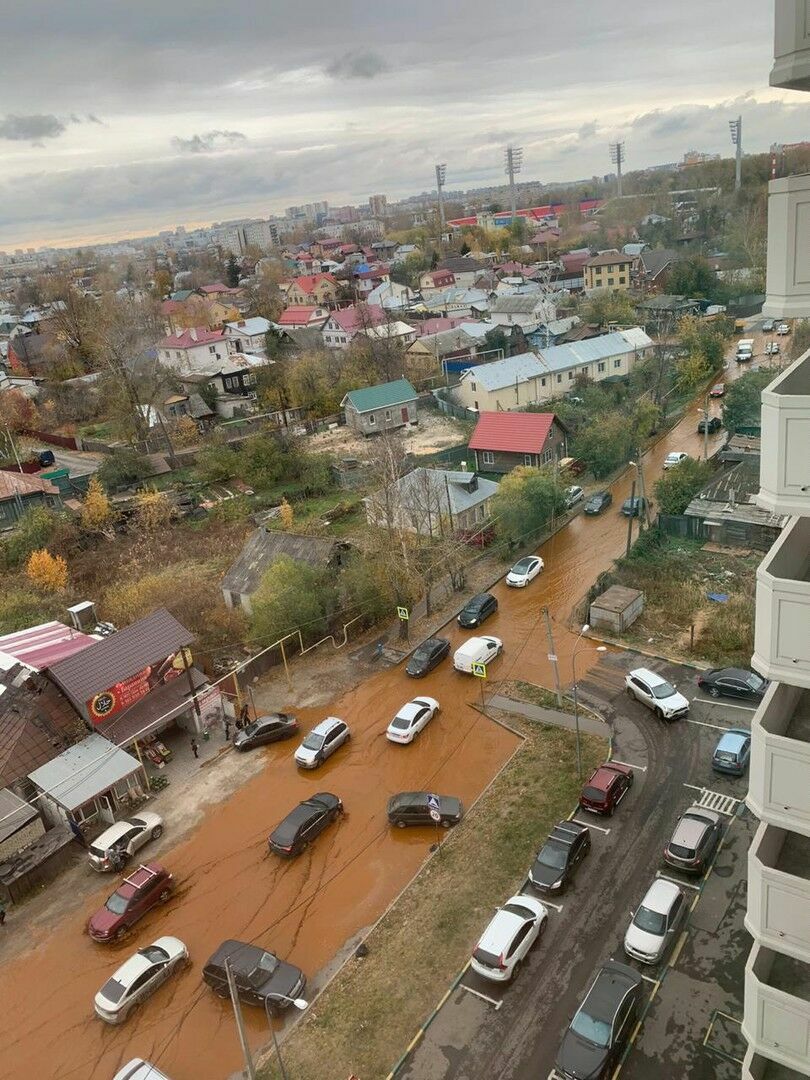 Жидкость странного цвета затопила улицу в Канавинском районе
