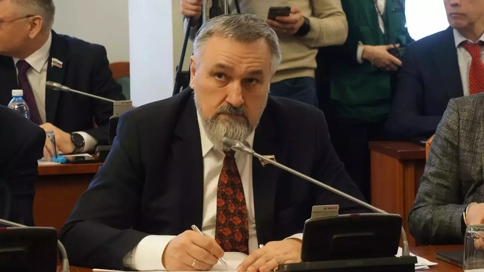 Депутат ЗСНО высказался о скандале с пытавшимися потушить Вечный огонь детьми