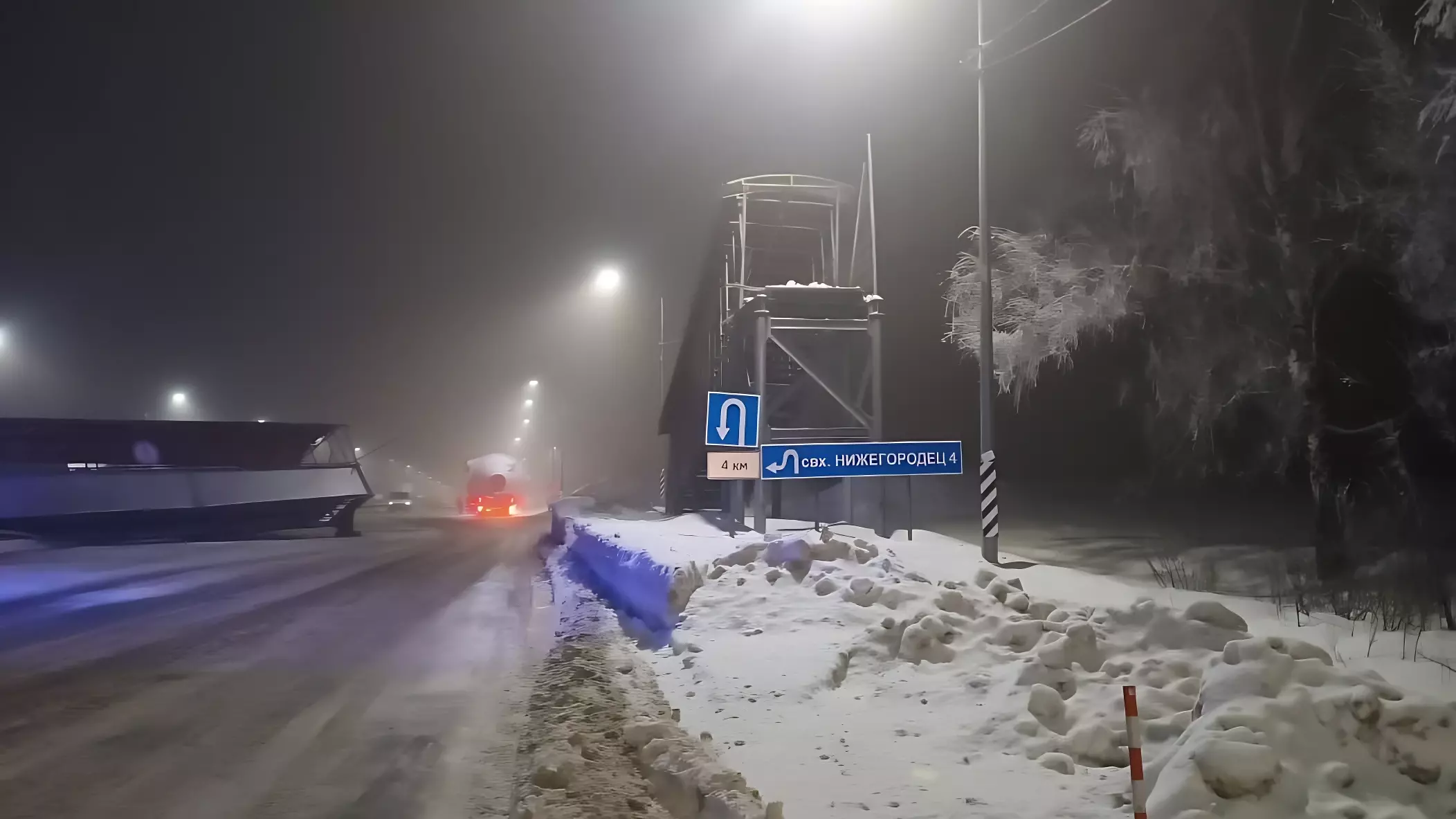 Грузовик снес пешеходный мост в Нижегородской области близ поселка Нижегородец.