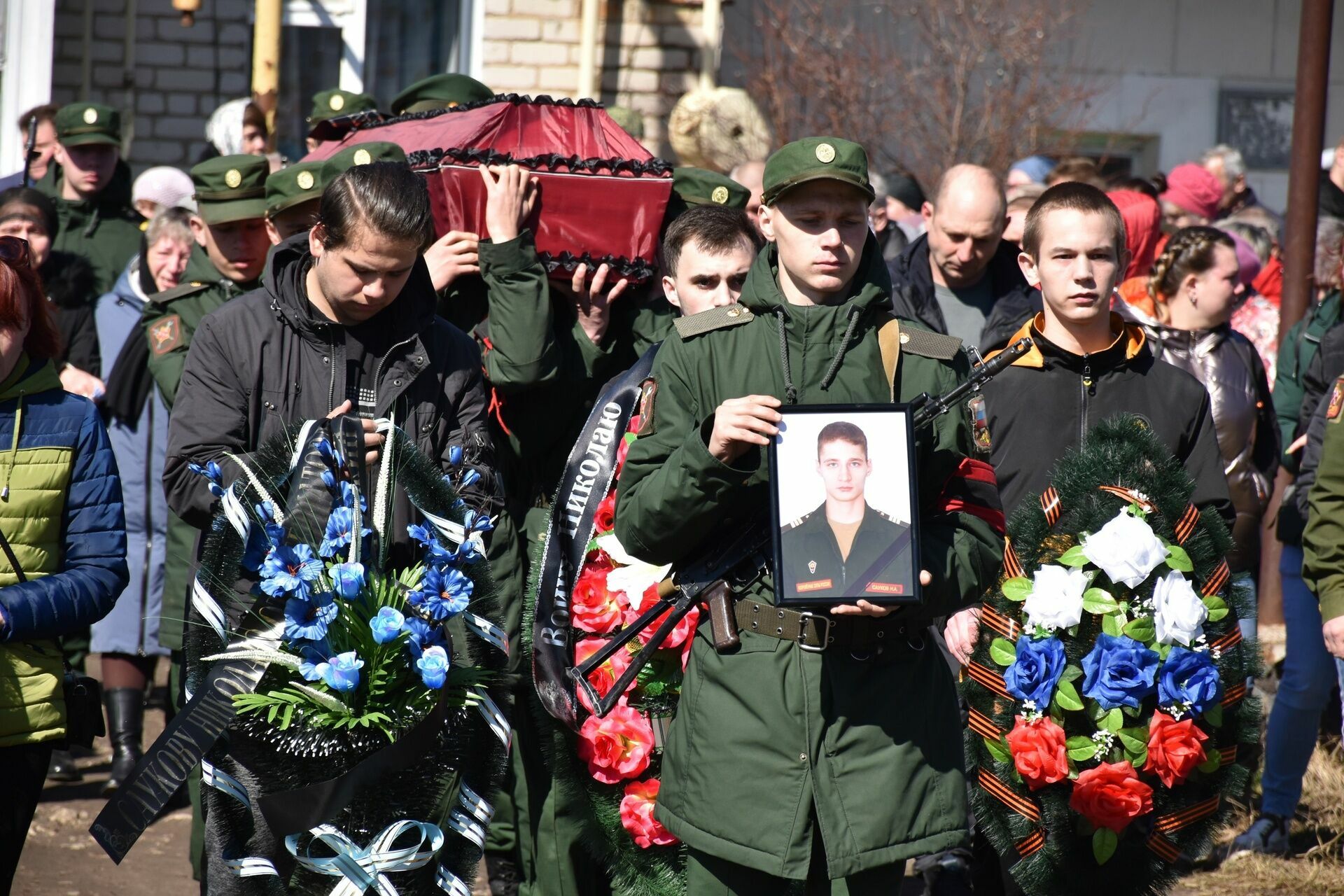 Сколько погибло в зоне сво. Похороны солдат погибших в Украине. Погибшие солдаты на Украине. Прощание с военнослужащими солдатами.