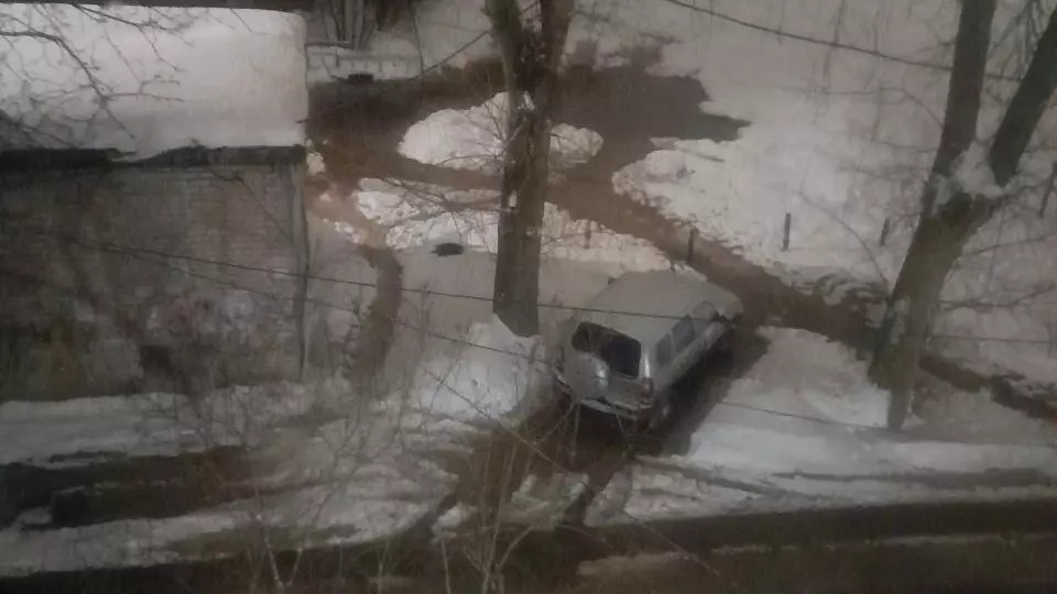 Жильцы домов на улице Пушкина и Пономарева не могли выйти из дома из-за прорыва труб