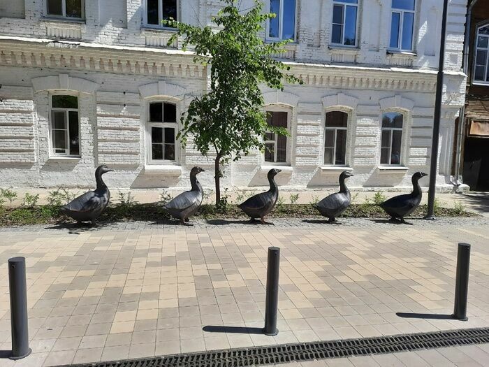 Скульптуры гусей на улице Карла Маркса