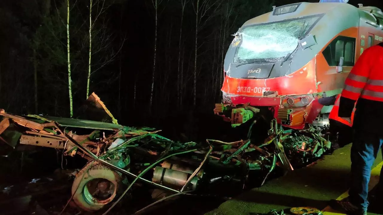 Электричка протаранила грузовик в Нижегородской области