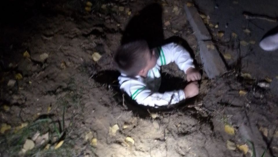 Мальчика достали из ямы в Нижнем Новгороде
