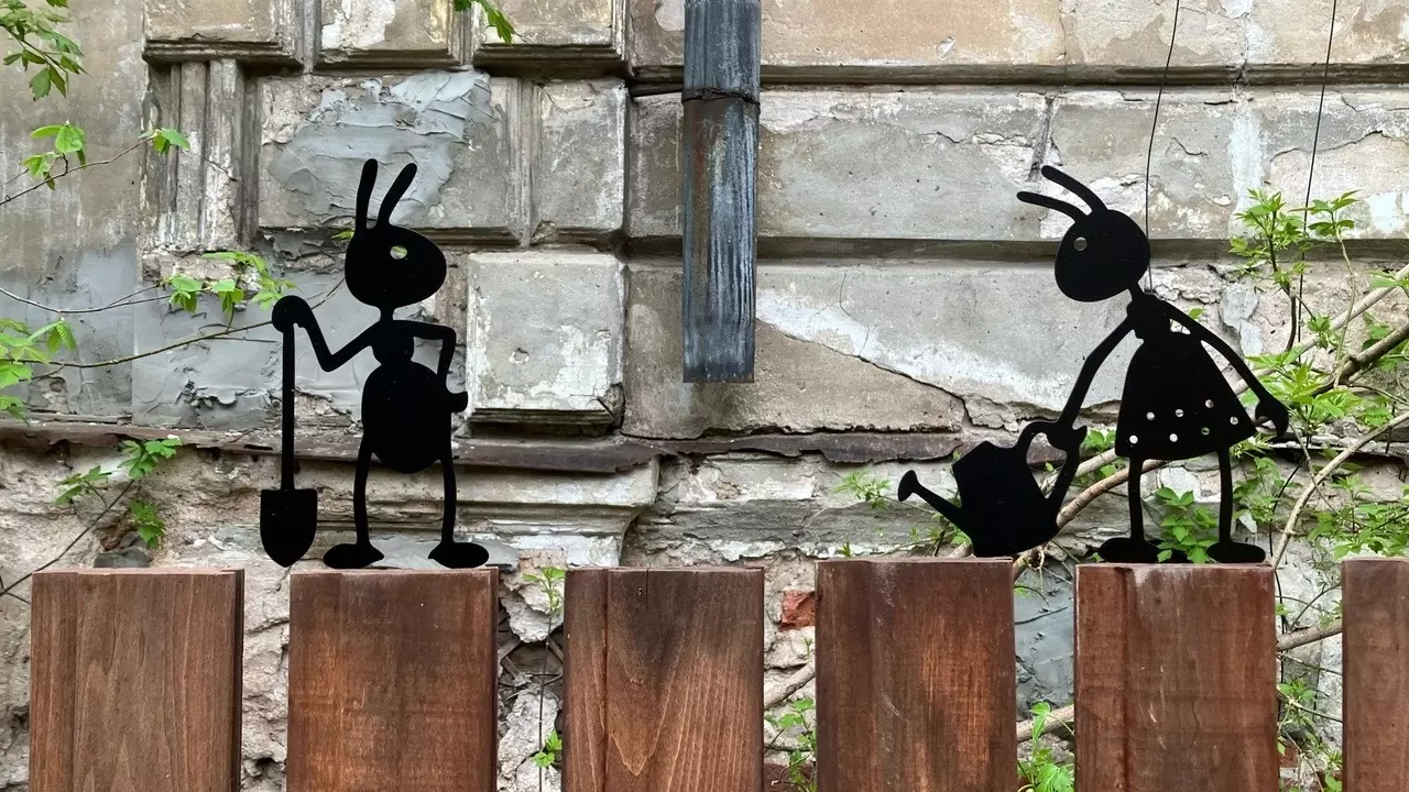 Гигантские муравьи во дворе католического храма в Нижнем Новгороде